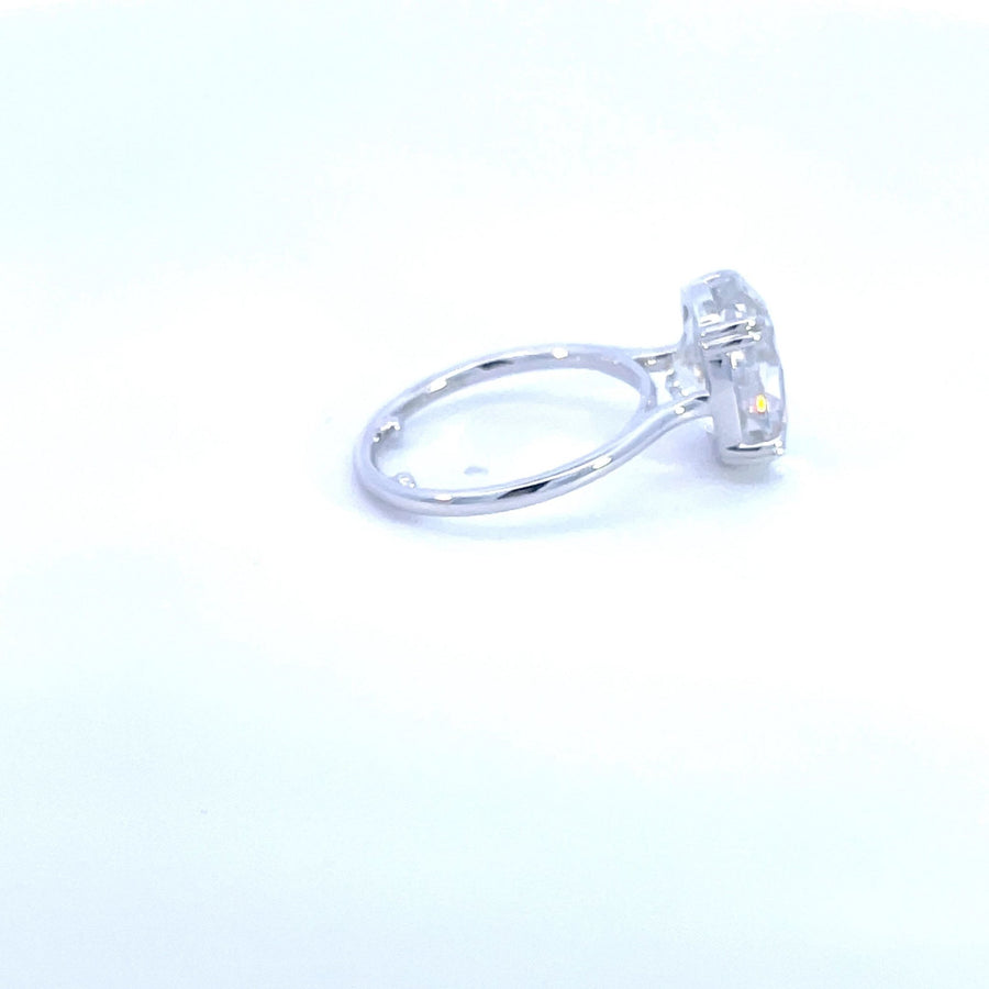 Winter Kiss – 5 ct Crushed Ice Oval Moissanite Ring in 14K Gold/Platinum - Jewel Eternal